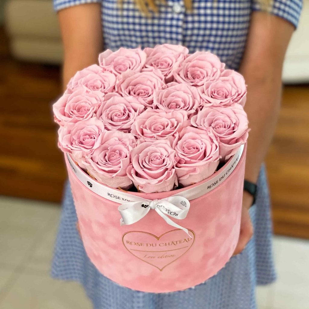 bladoróżowe róże wieczne w różowym flokowanym flowerboxie