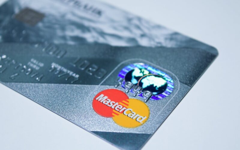 Karta debetowa a kredytowa - rozpoznaj kluczowe różnice