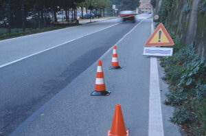 Pachołki drogowe a prace remontowe — zasady związane z zabezpieczeniem miejsca pracy