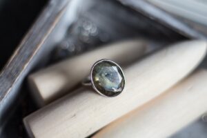 Tworzenie unikalnych pierścionków, czyli od projektowania online po koszty i rzemiosło jubilerskie