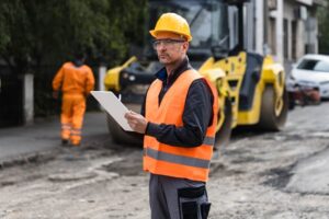 Transport ciężkich maszyn i materiałów – jak uniknąć problemów?