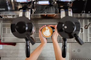 Barista – zawód z pasją. Czy to coś dla Ciebie?