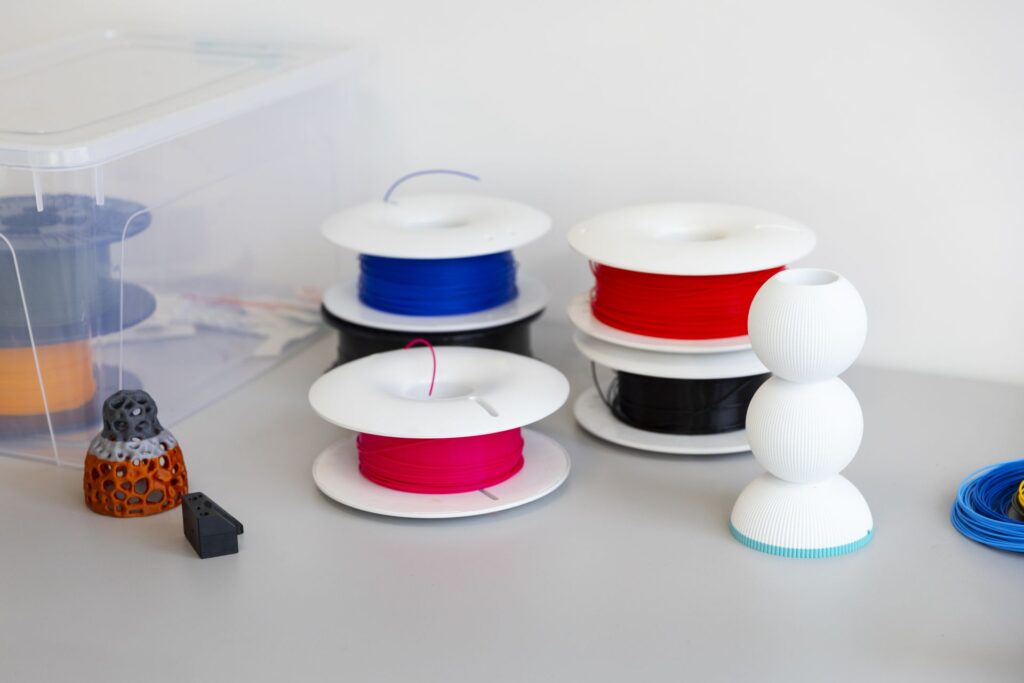 Jakie są kluczowe różnice między filamentami PLA, PETG i ABS w druku 3D?