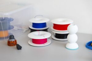 Jakie są kluczowe różnice między filamentami PLA, PETG i ABS w druku 3D?
