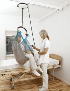 Podnośnik dla niepełnosprawnych – sposób na łatwiejszą codzienność