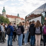 Dlaczego warto organizować wycieczki szkolne z biurem podróży? Bezpieczeństwo, wygoda i oszczędność czasu dla szkoły
