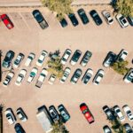 Gdzie zostawić auto przed urlopem? Lotnisko Kraków, parking przy terminalu czy taksówka – porównujemy koszty i wygodę