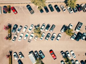 Gdzie zostawić auto przed urlopem? Lotnisko Kraków, parking przy terminalu czy taksówka – porównujemy koszty i wygodę